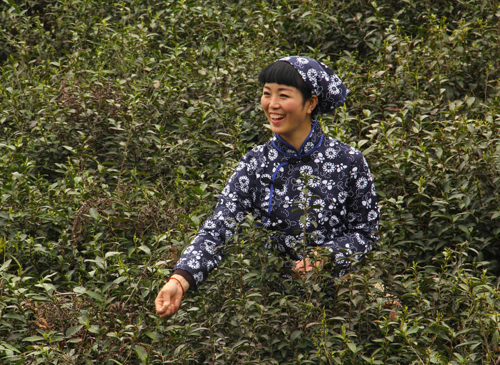 128间房主播跳舞 香烟迷雾